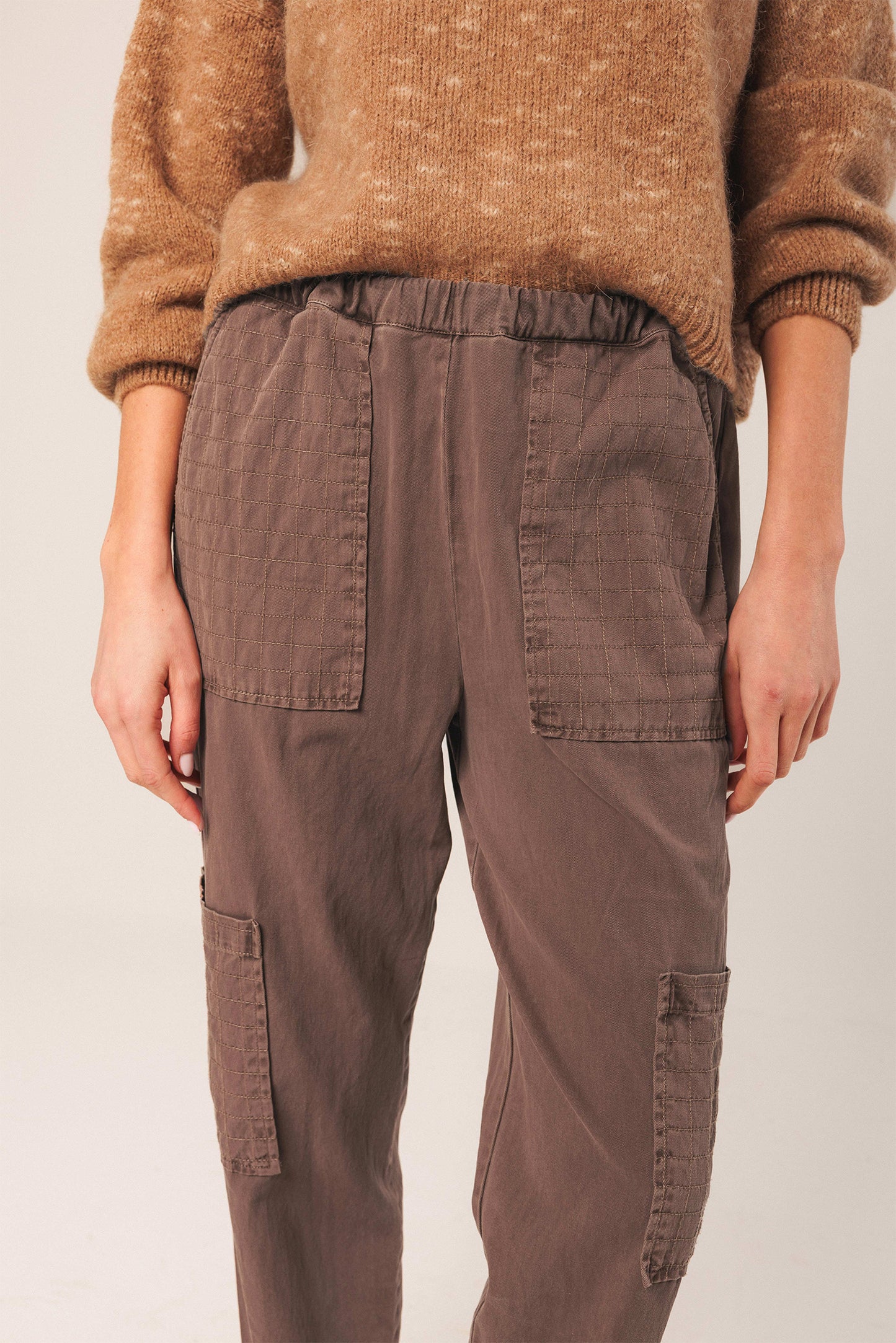 PANTS WITH CHECK STITCHING