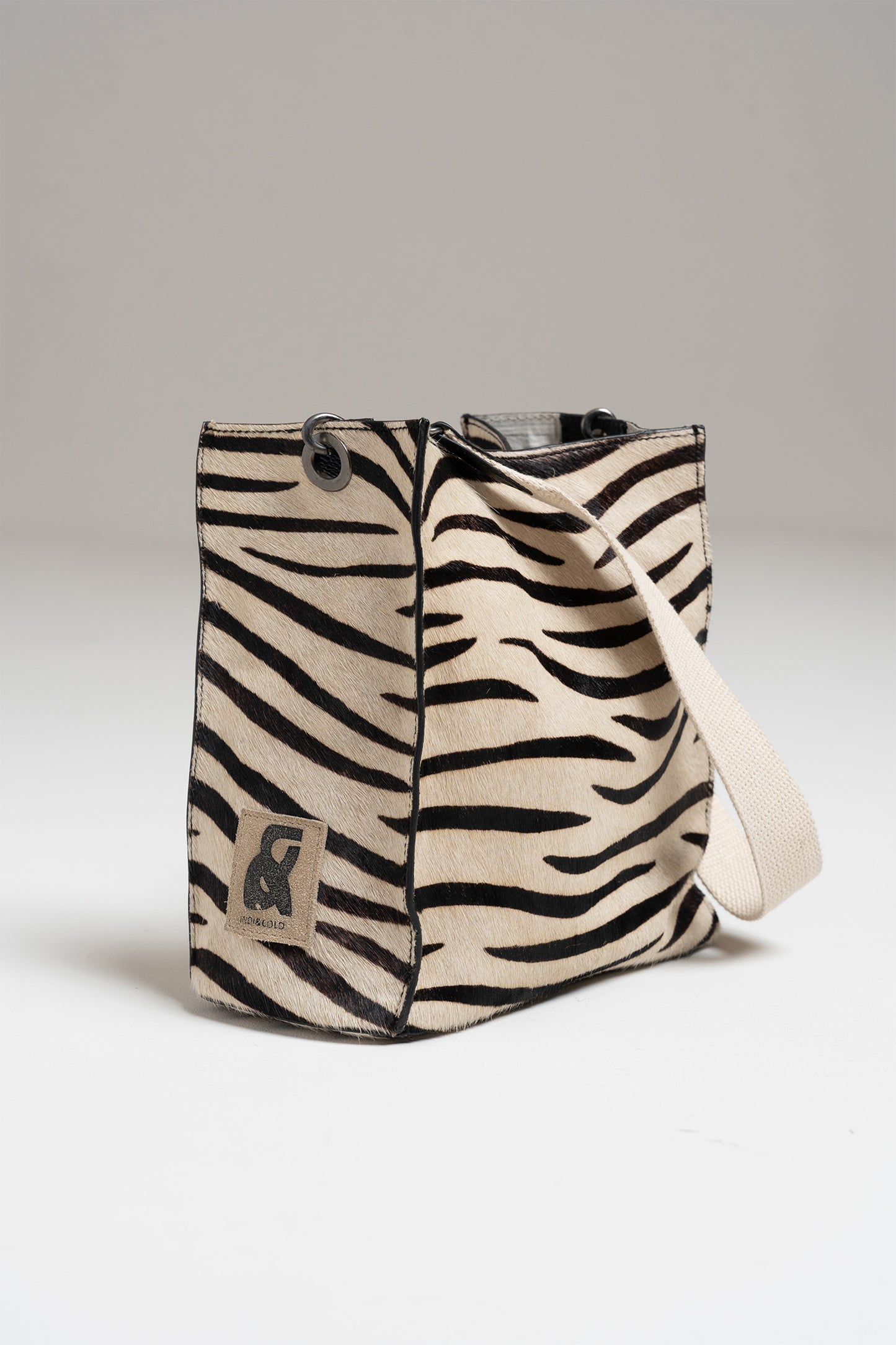 LEATHER BUCKET TOTE BAG