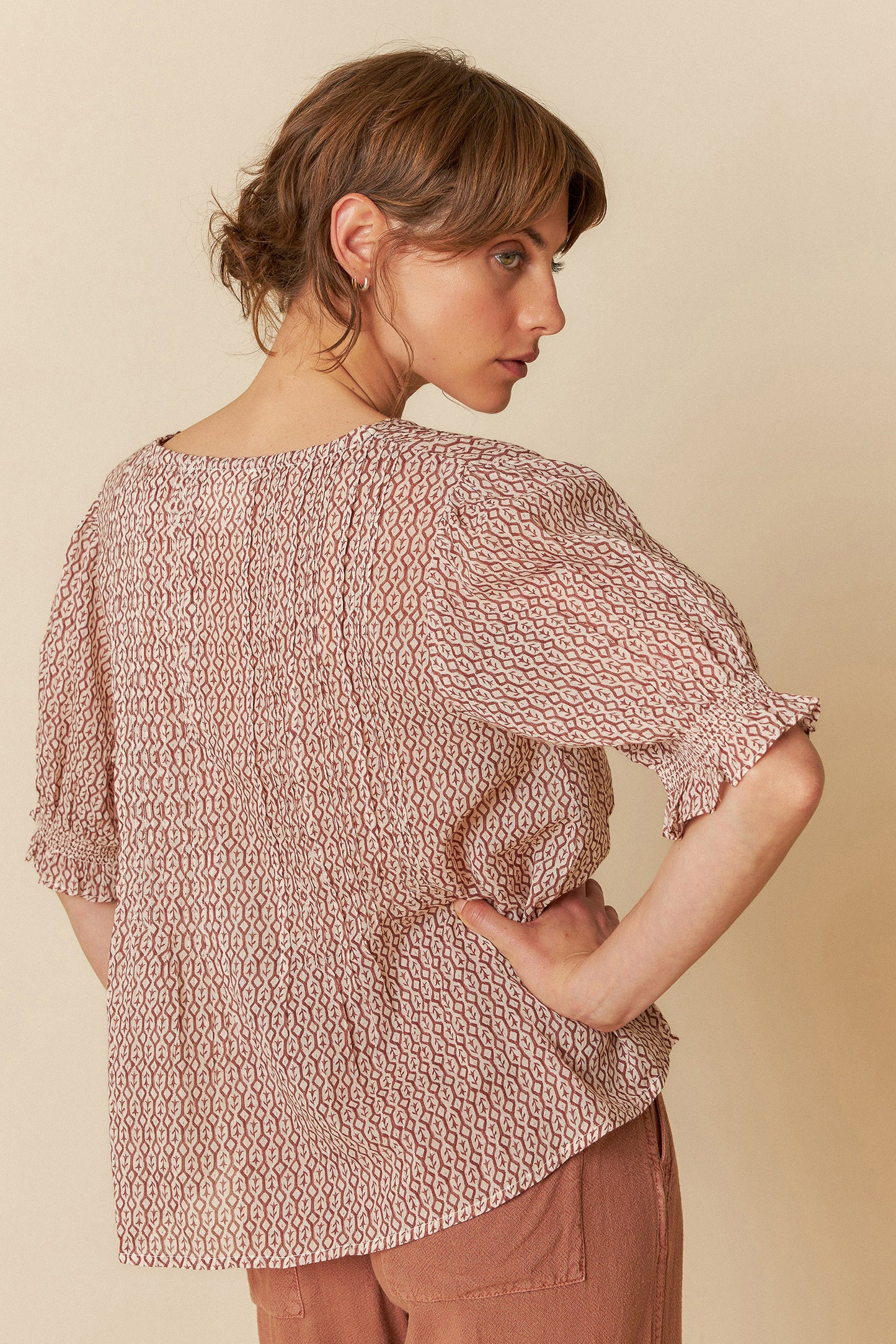 ELASTIC SHORT SLEEVE SHIRT