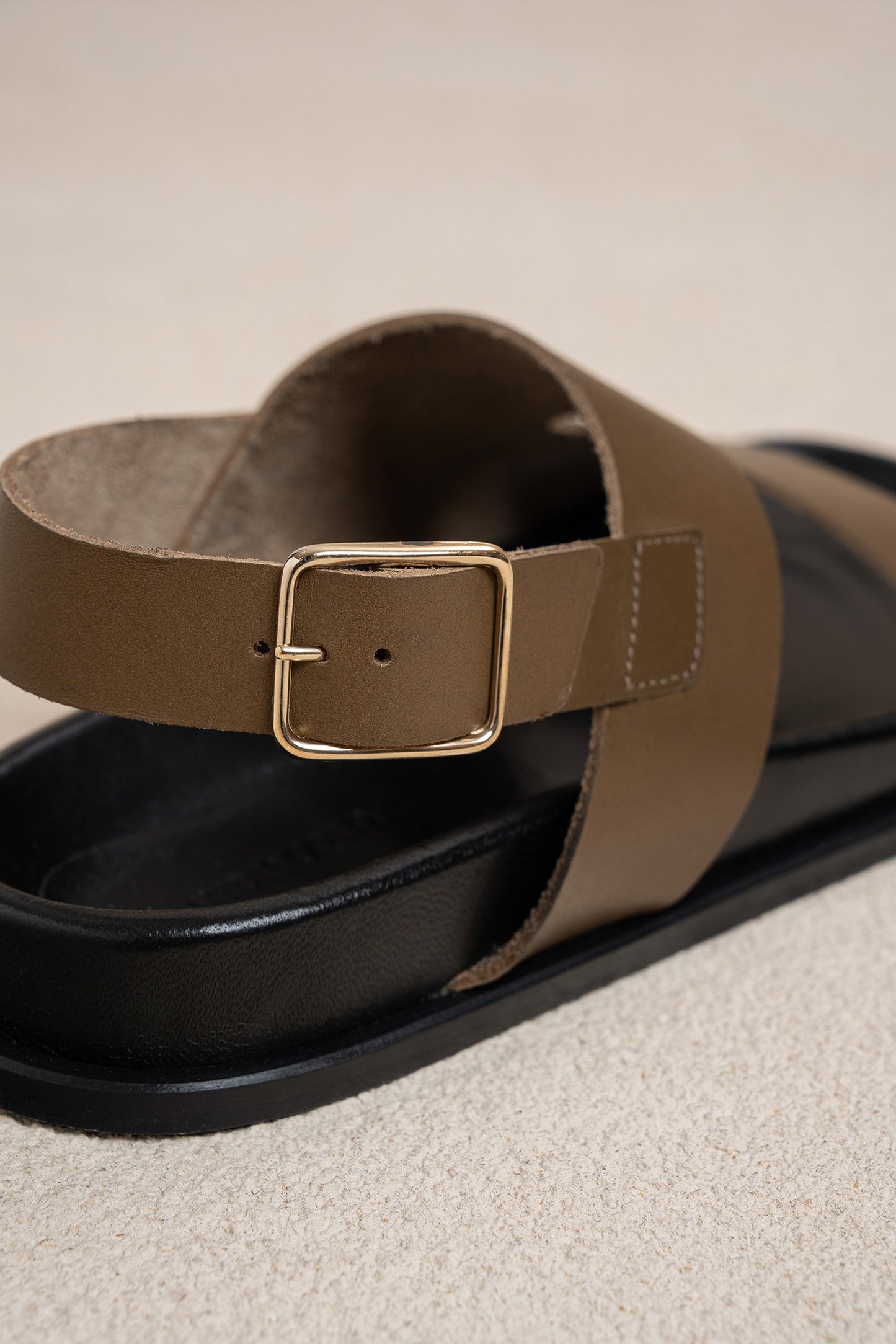 BUCKLE FLAT SANDALS
