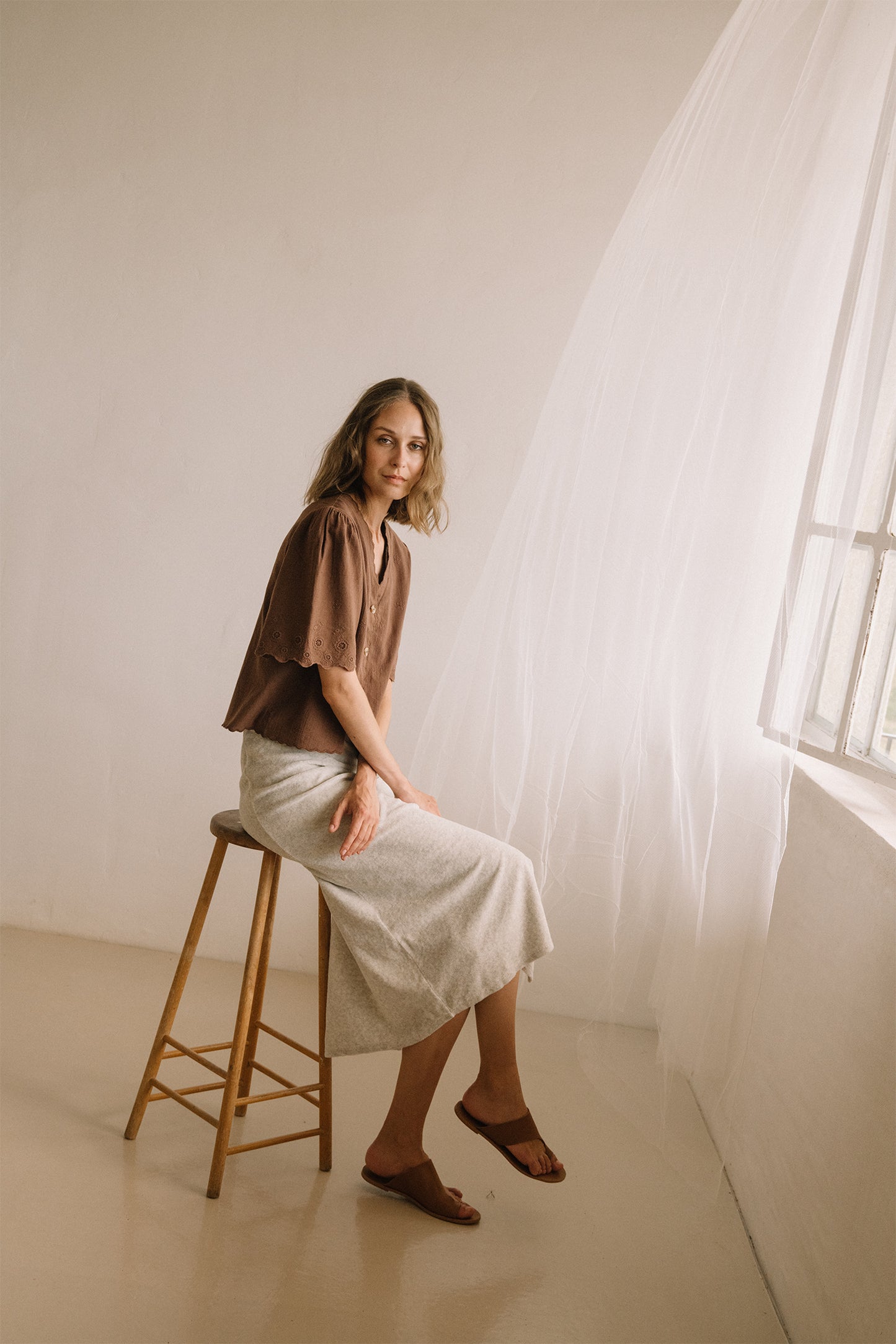[CL] EMBROIDERED V-NECK BLOUSE