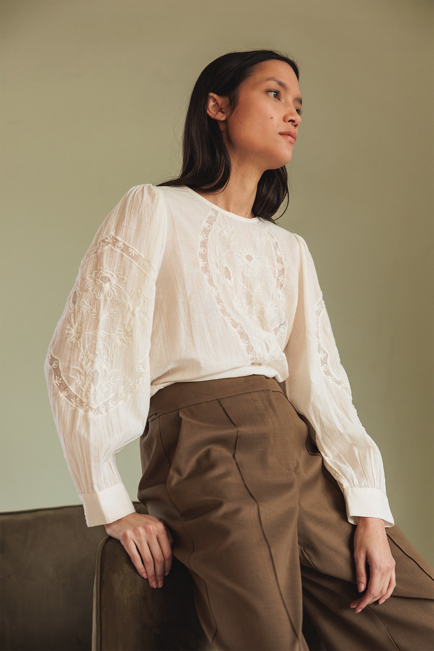 [CL] ROMANTIC EMBROIDERED BLOUSE