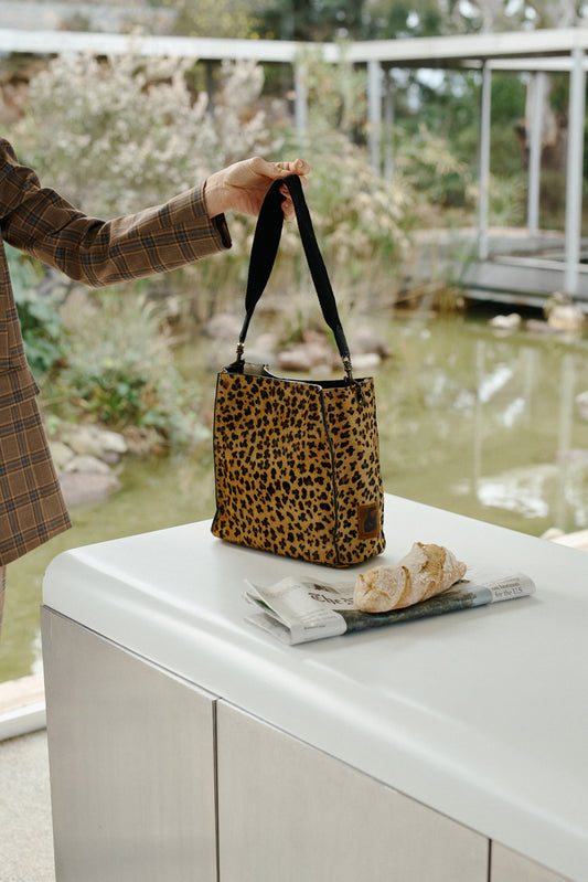 LEATHER BUCKET TOTE BAG