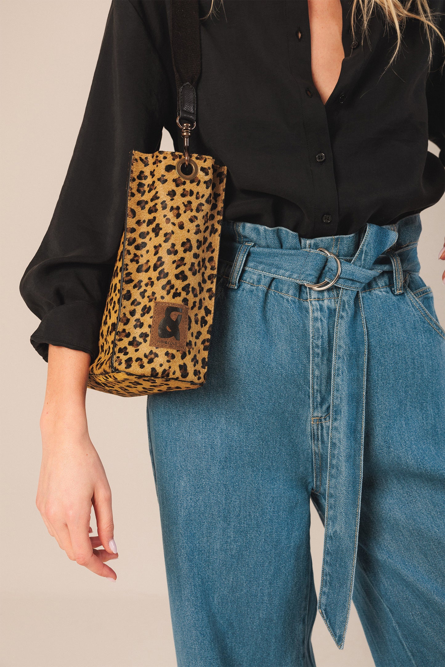 LEATHER BUCKET TOTE BAG