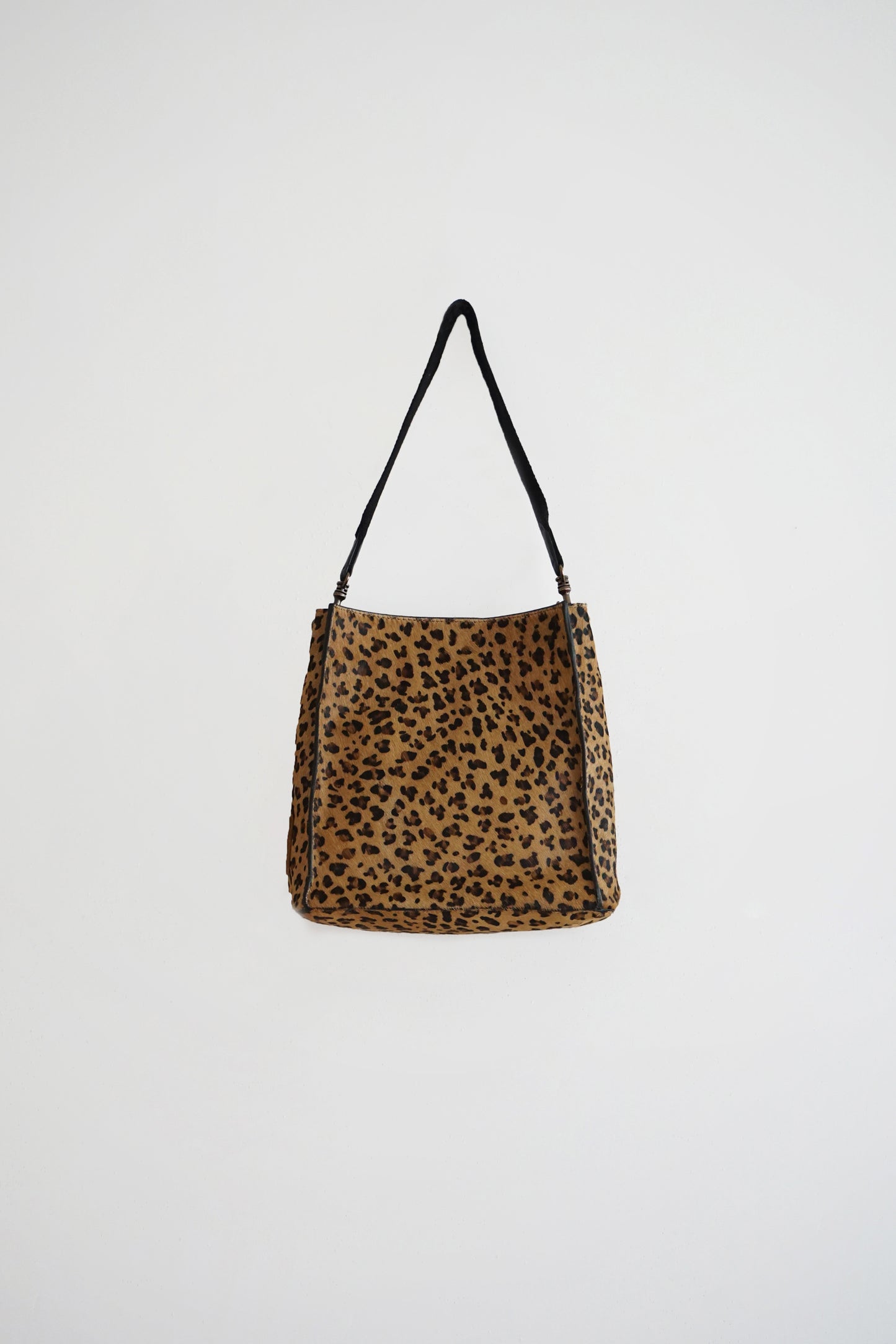 LEATHER BUCKET TOTE BAG