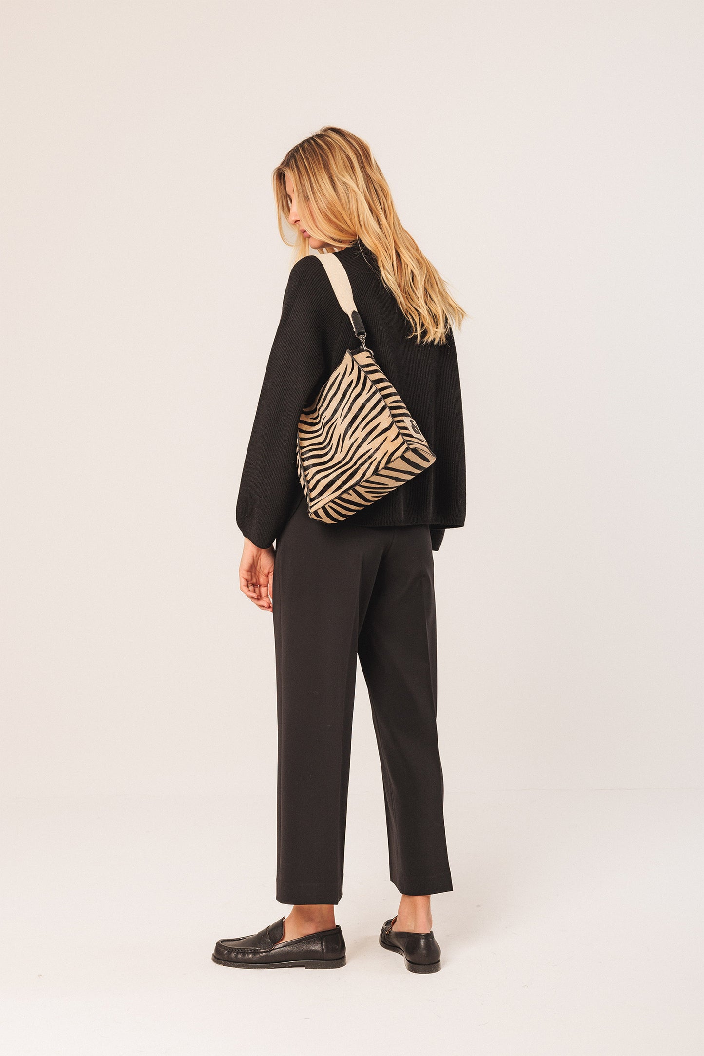 LEATHER BUCKET TOTE BAG