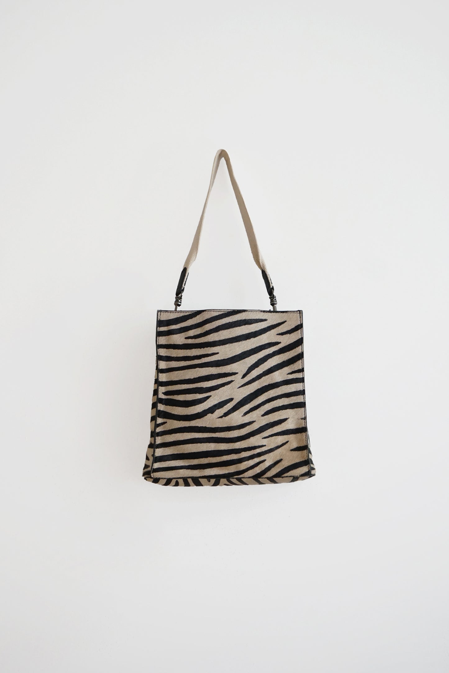 LEATHER BUCKET TOTE BAG