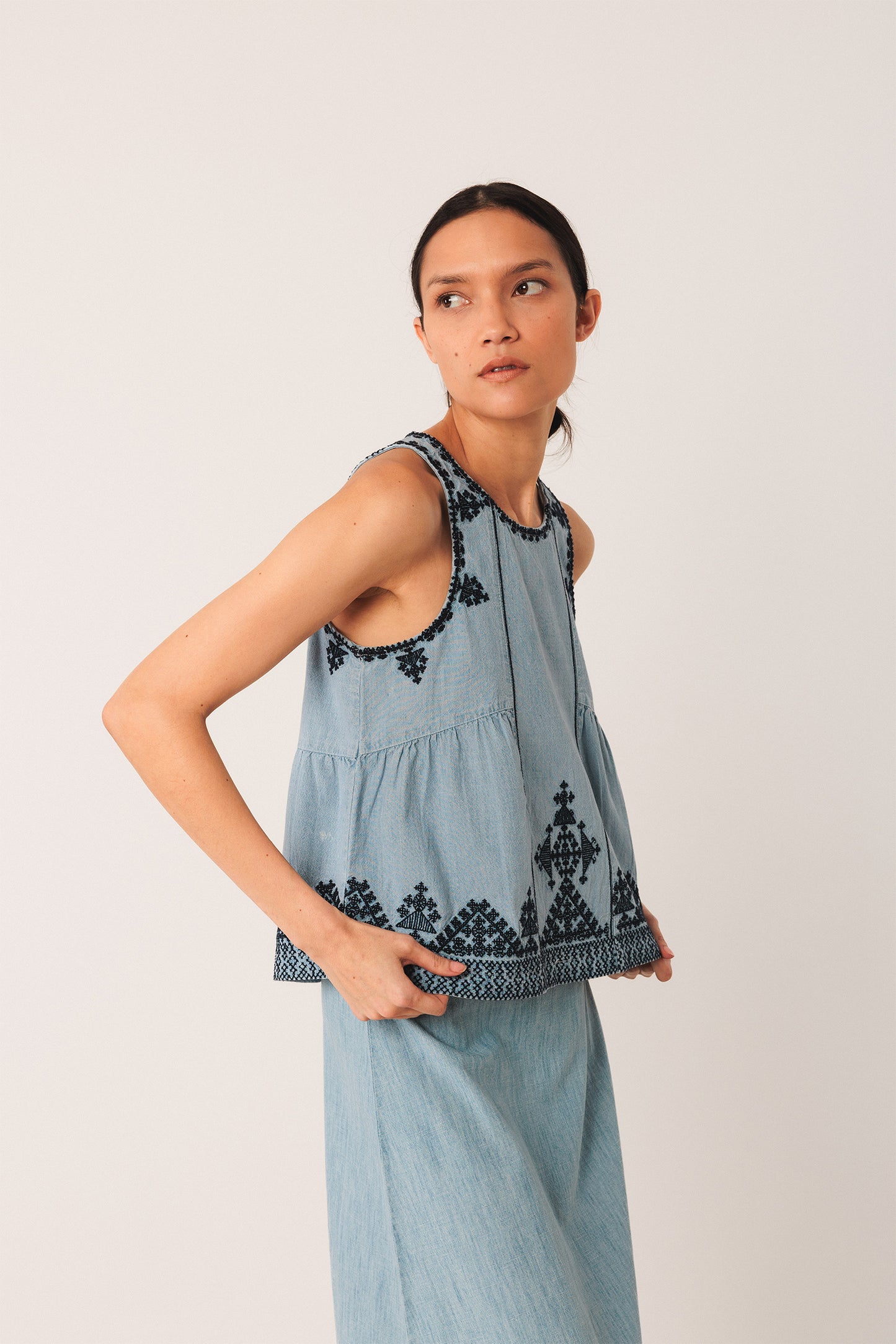 [CL] EMBROIDERED DENIM BLOUSE