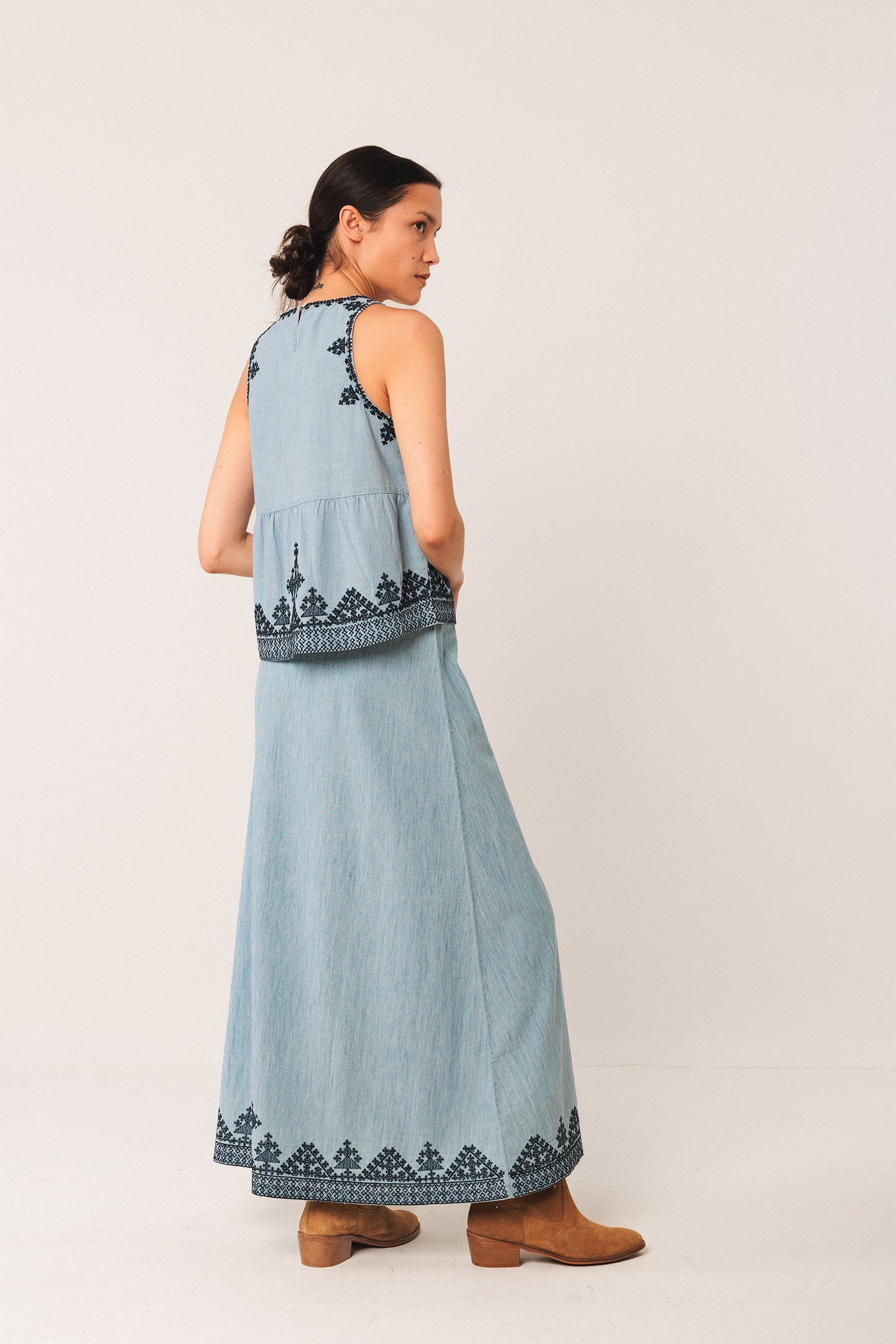 [CL] EMBROIDERED MAXI SKIRT