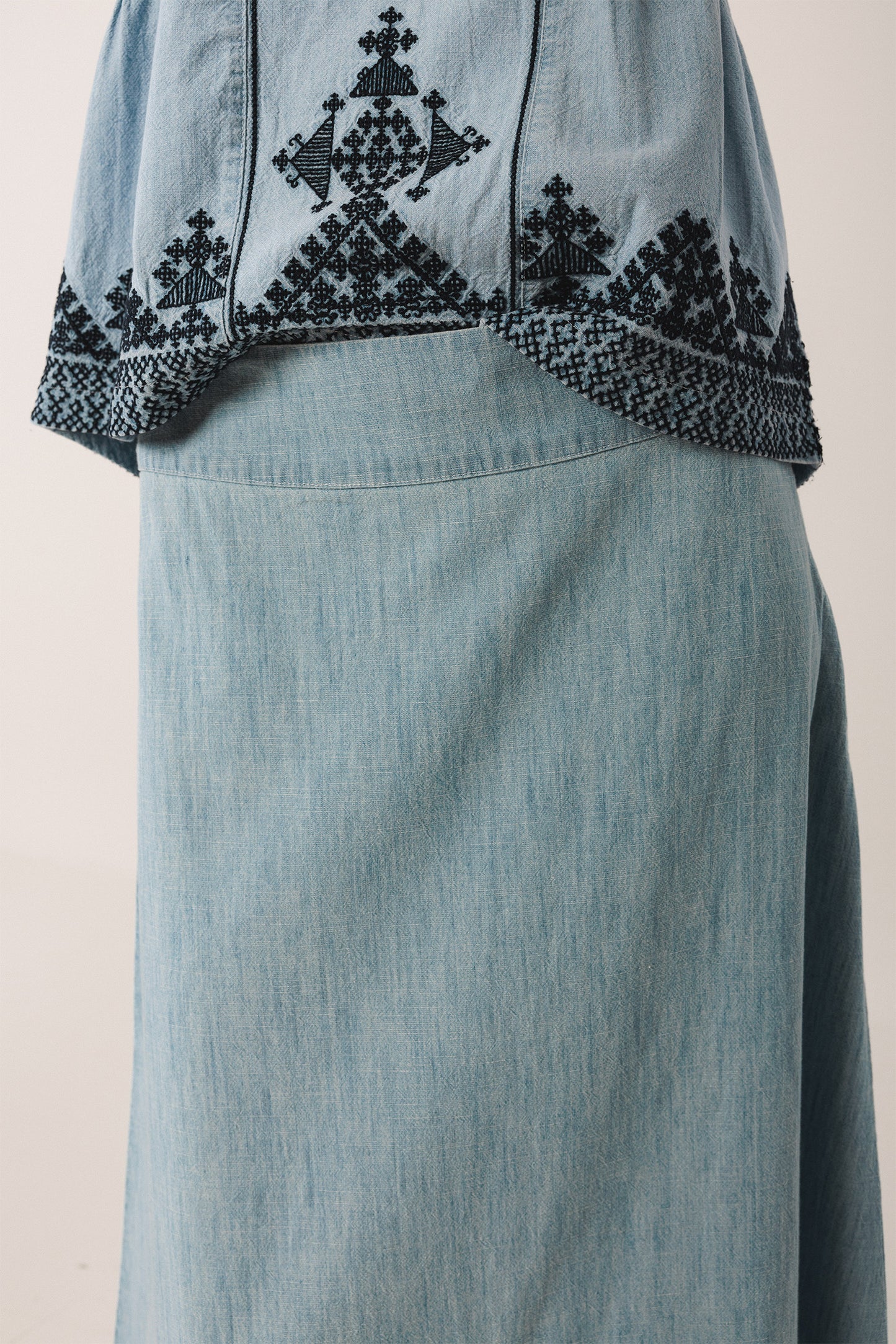 [CL] EMBROIDERED MAXI SKIRT