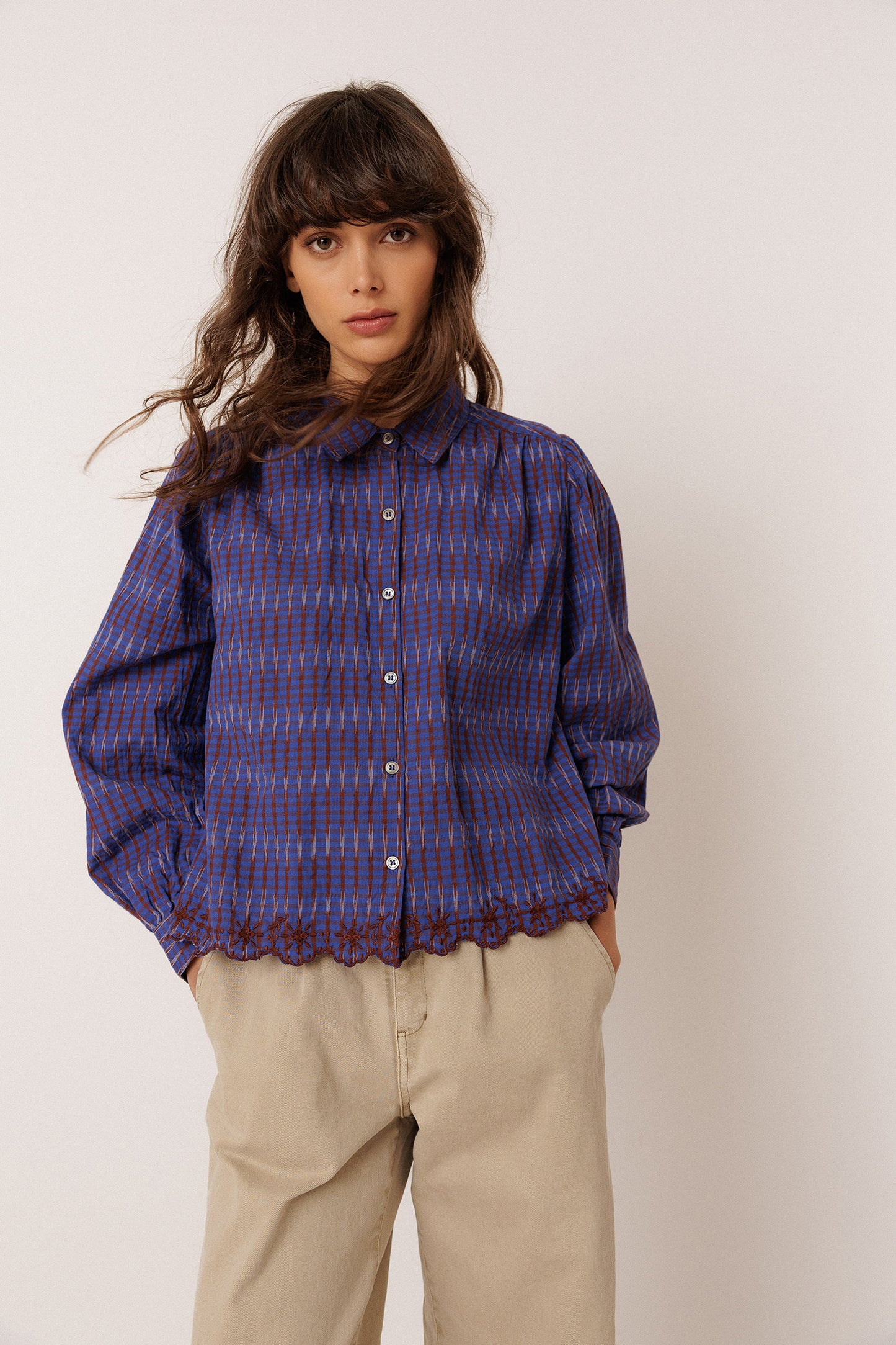CONTRAST-EMBROIDERY SHIRT