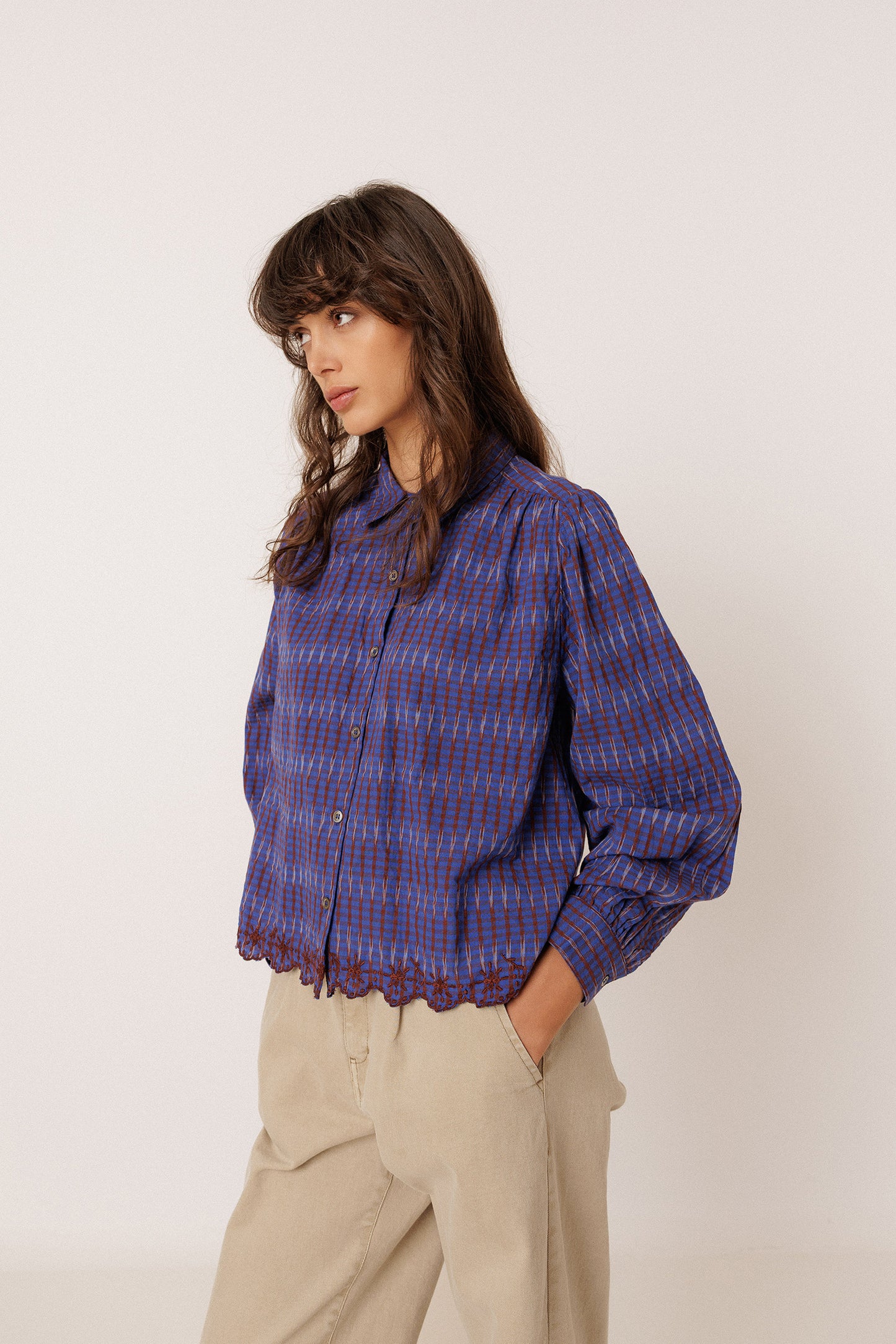 CONTRAST-EMBROIDERY SHIRT
