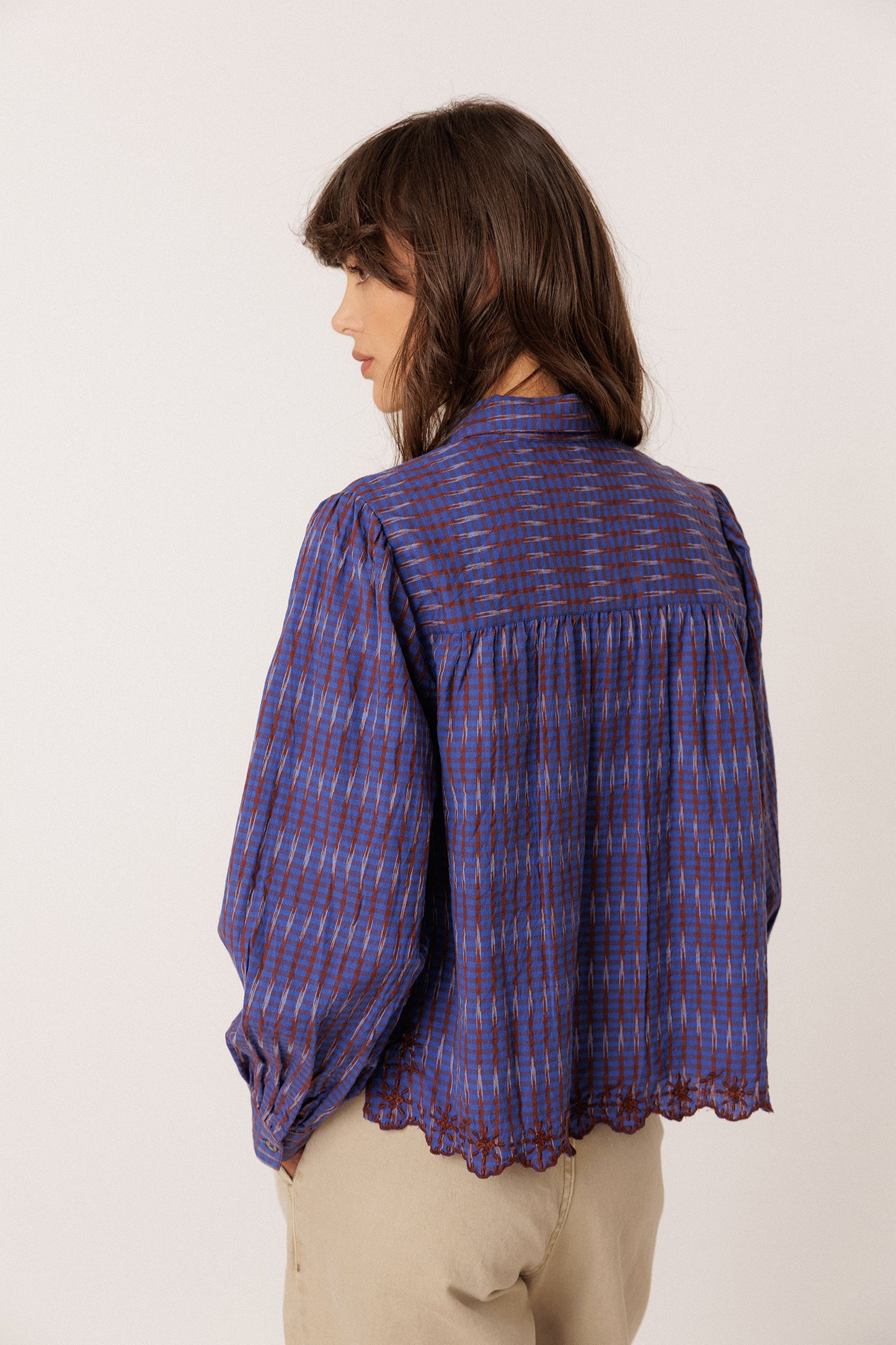 CONTRAST-EMBROIDERY SHIRT