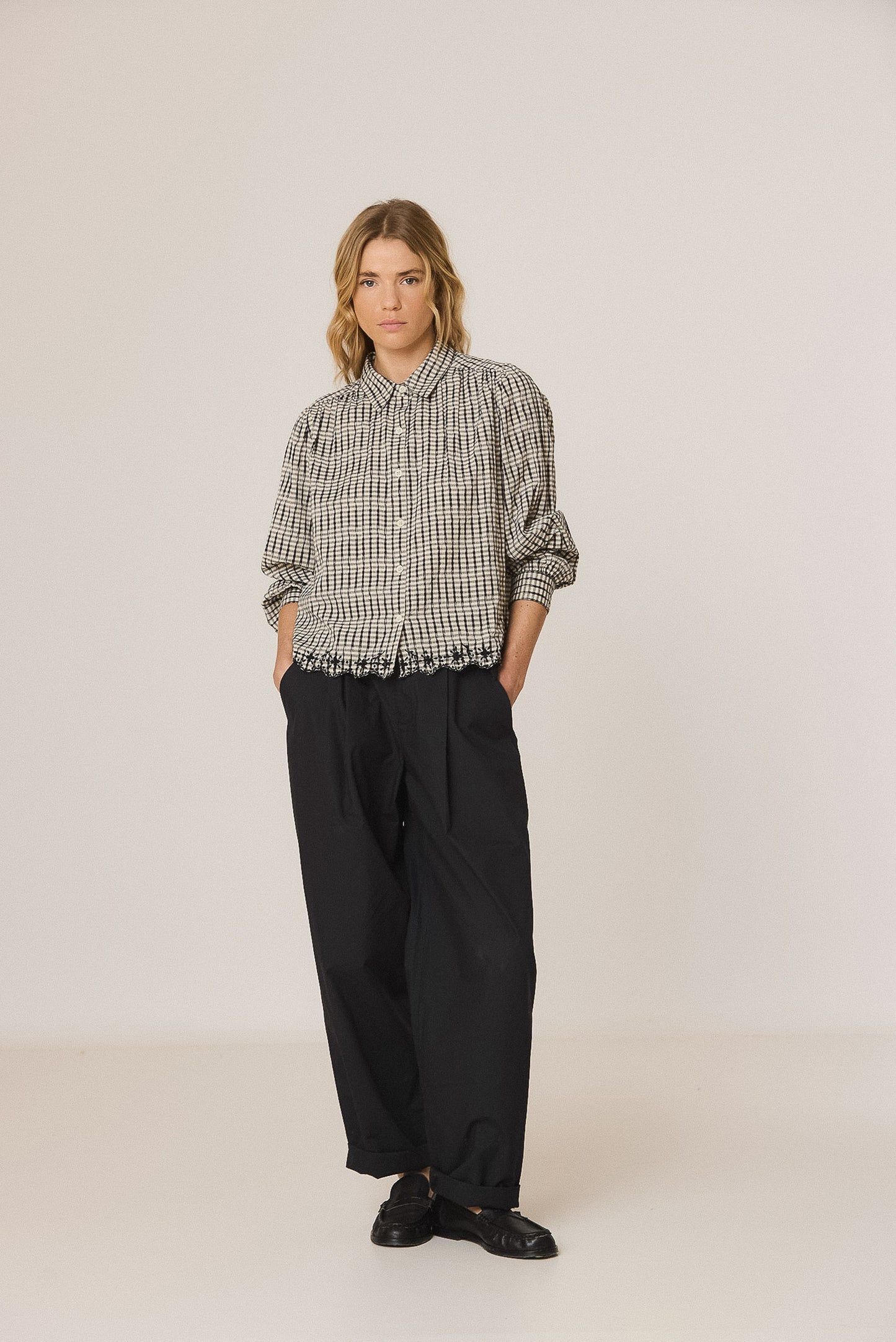 CONTRAST-EMBROIDERY SHIRT