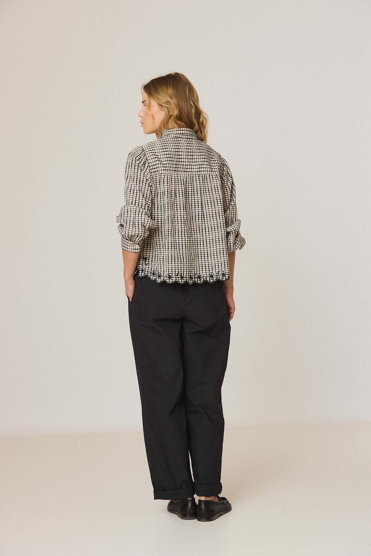 CONTRAST-EMBROIDERY SHIRT