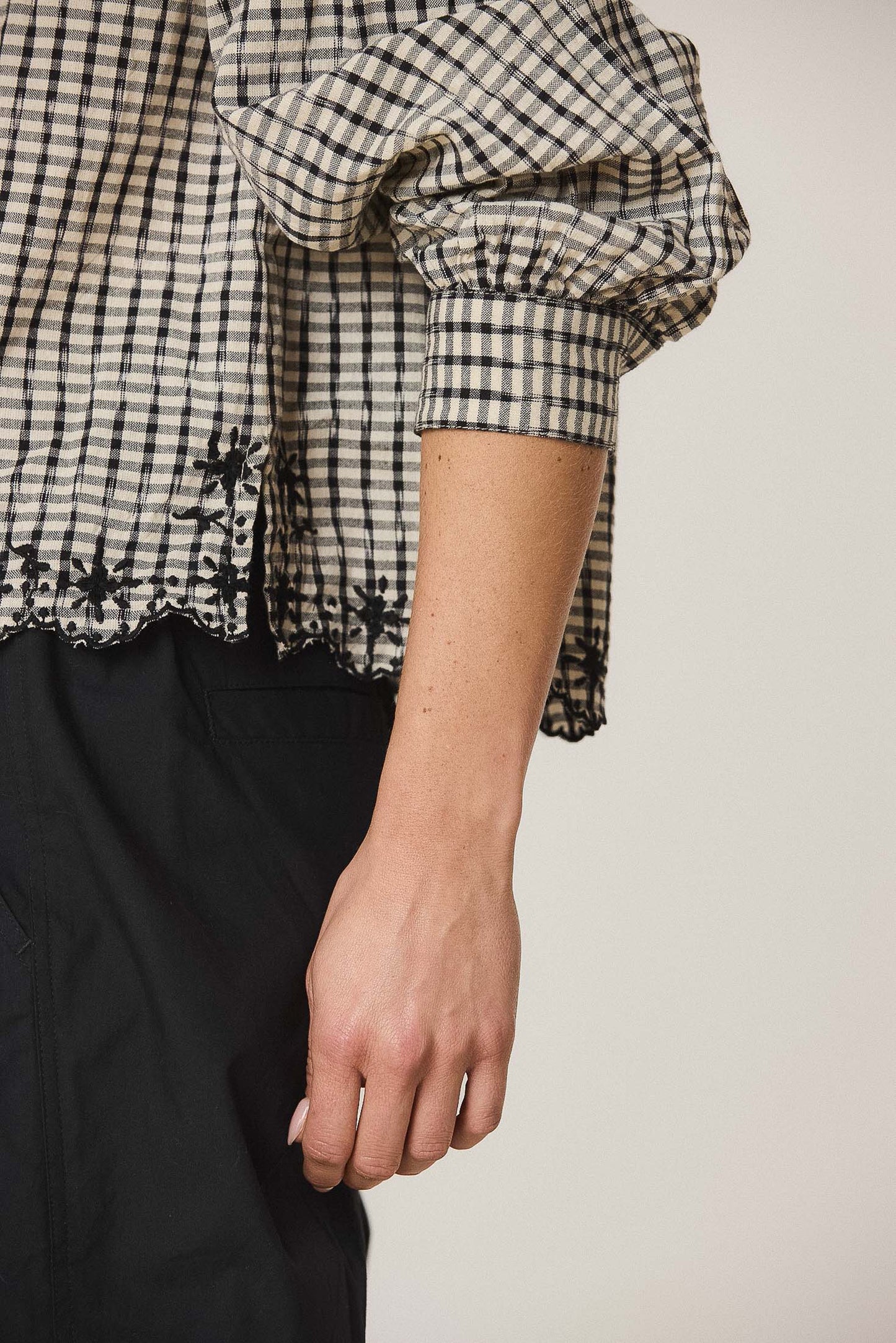 CONTRAST-EMBROIDERY SHIRT