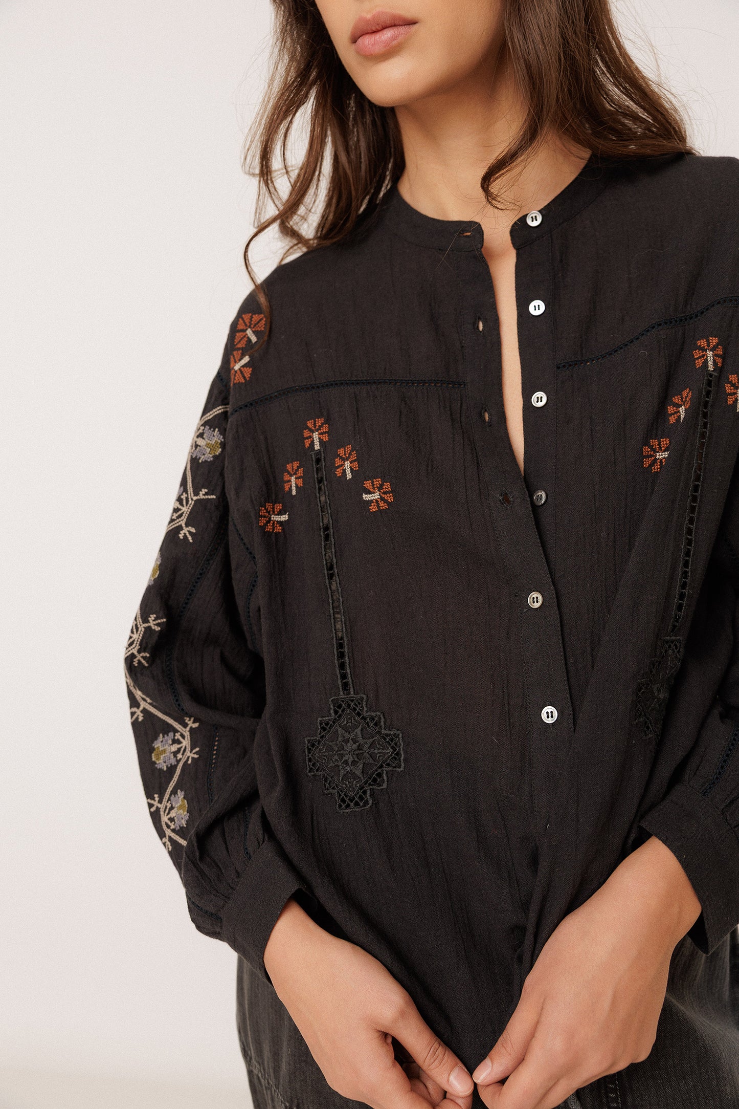 VOLUMINOUS EMBROIDERED SHIRT