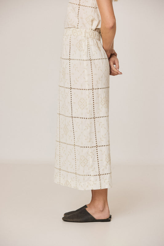 PERFORATED-EMBROIDERY PENCIL SKIRT 4