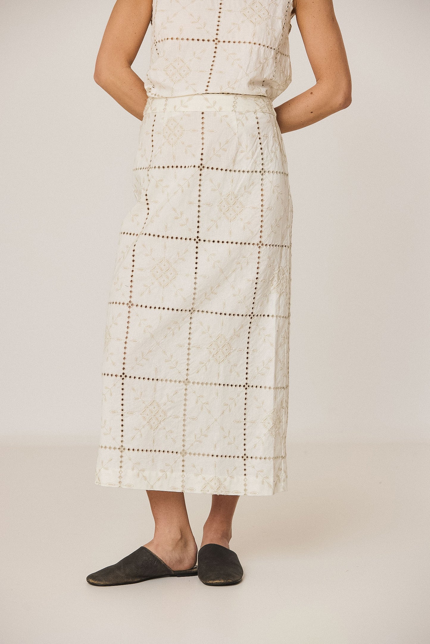 PERFORATED-EMBROIDERY PENCIL SKIRT