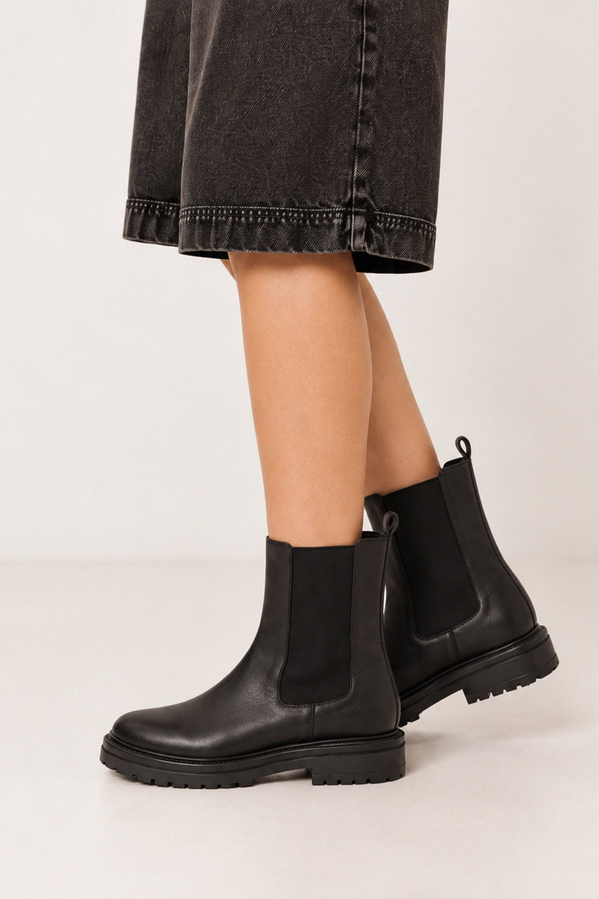 LEATHER CHELSEA BOOTS