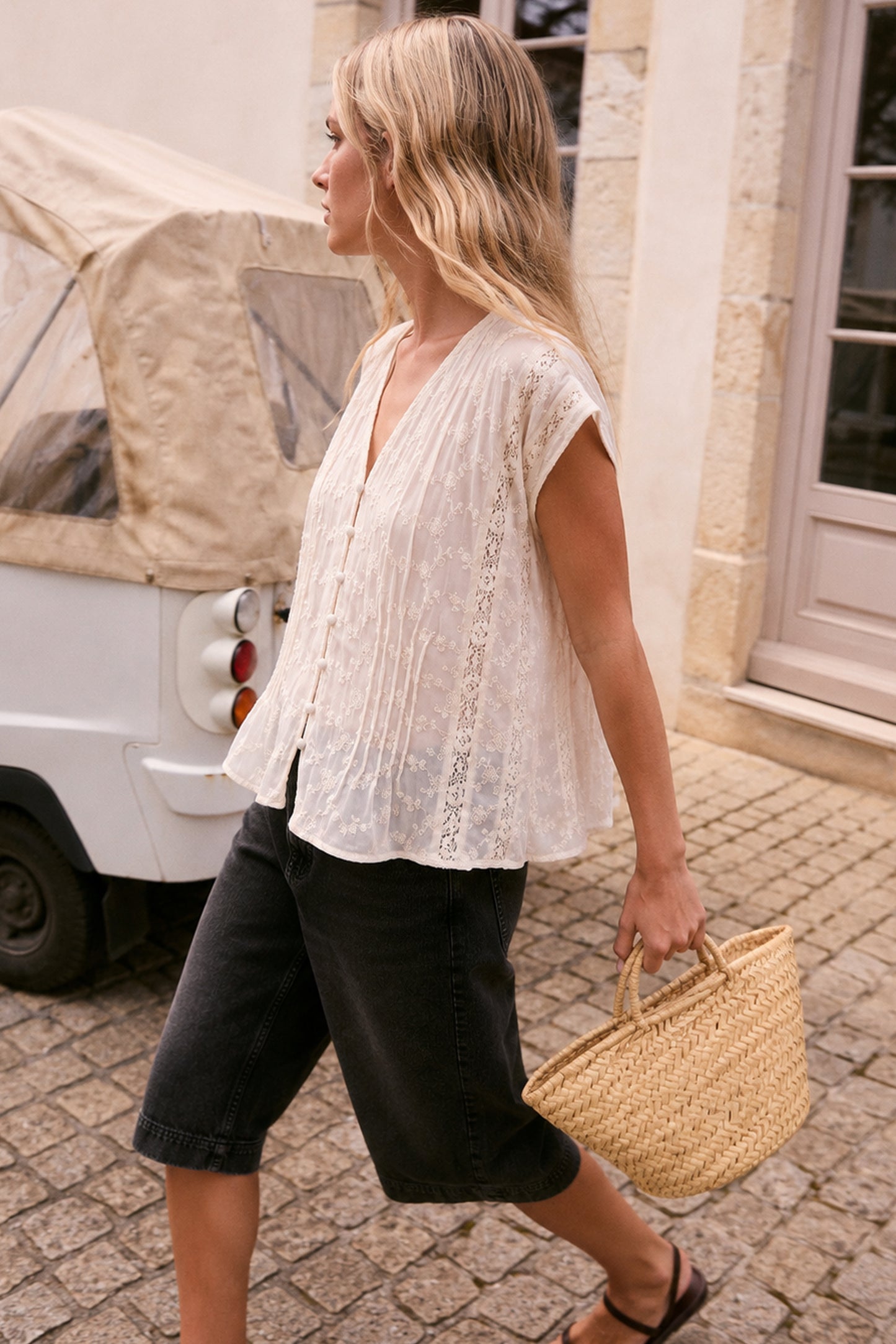 EMBROIDERED ROMANTIC TOP