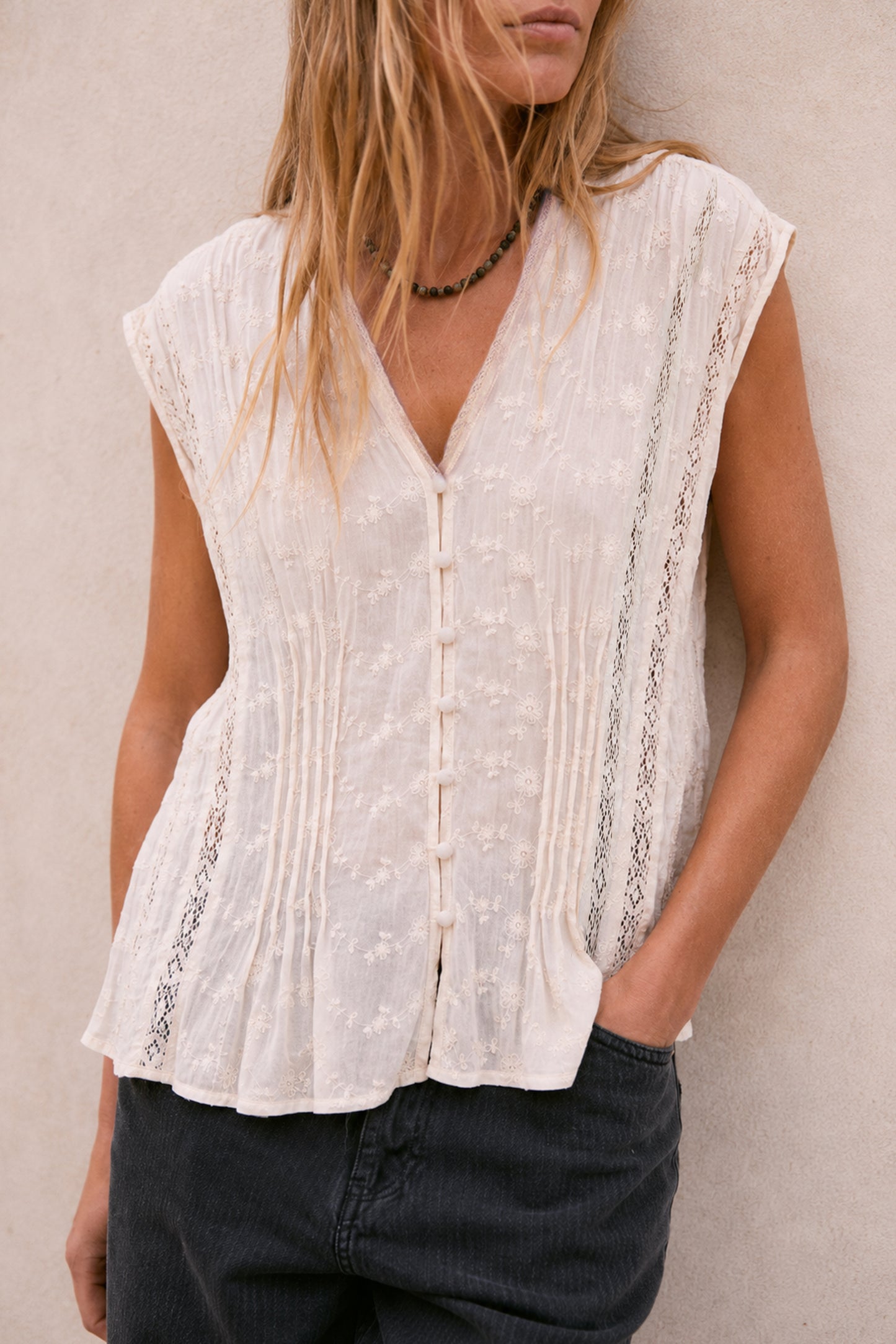 EMBROIDERED ROMANTIC TOP