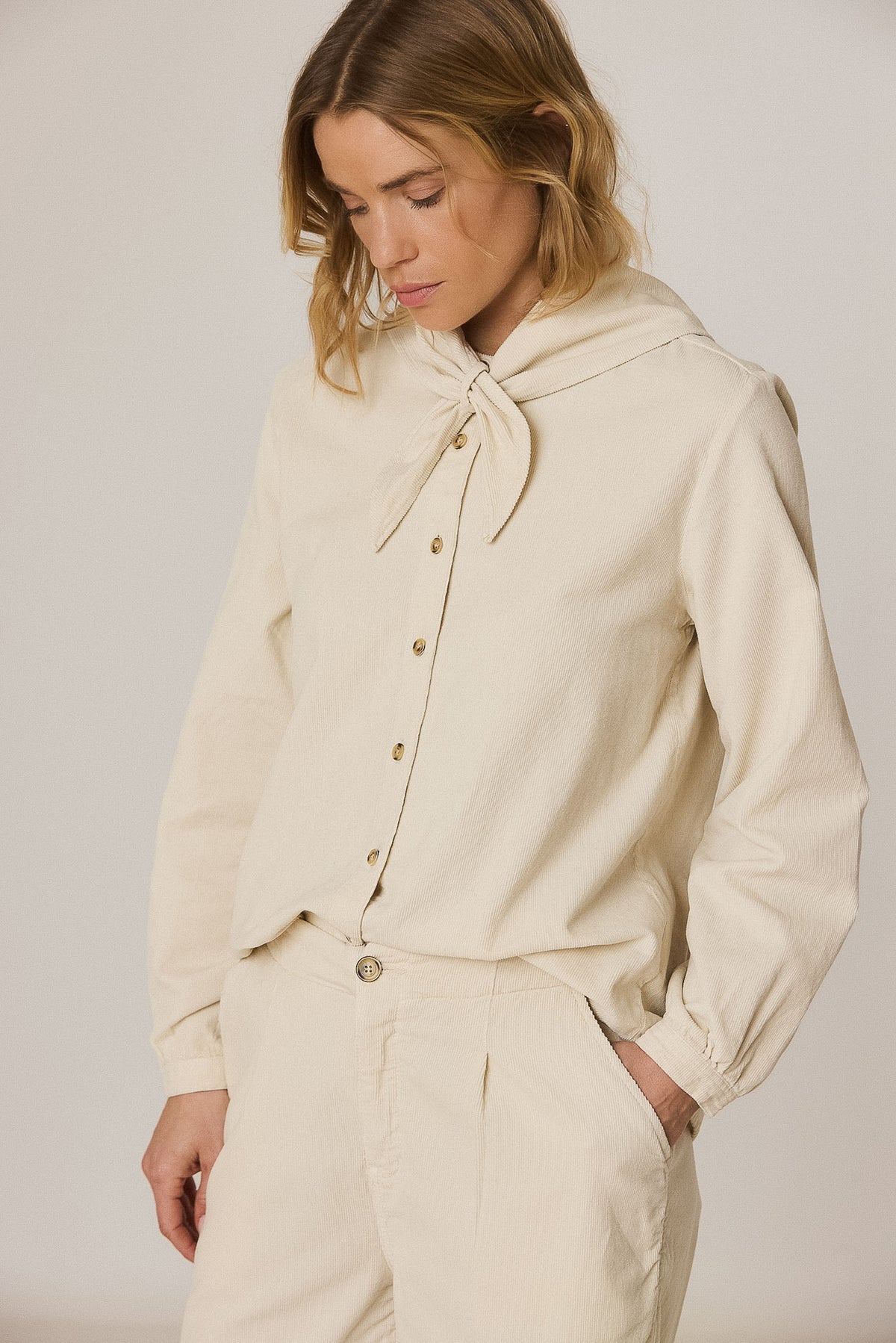 REMOVABLE-KERCHIEF CORDUROY SHIRT