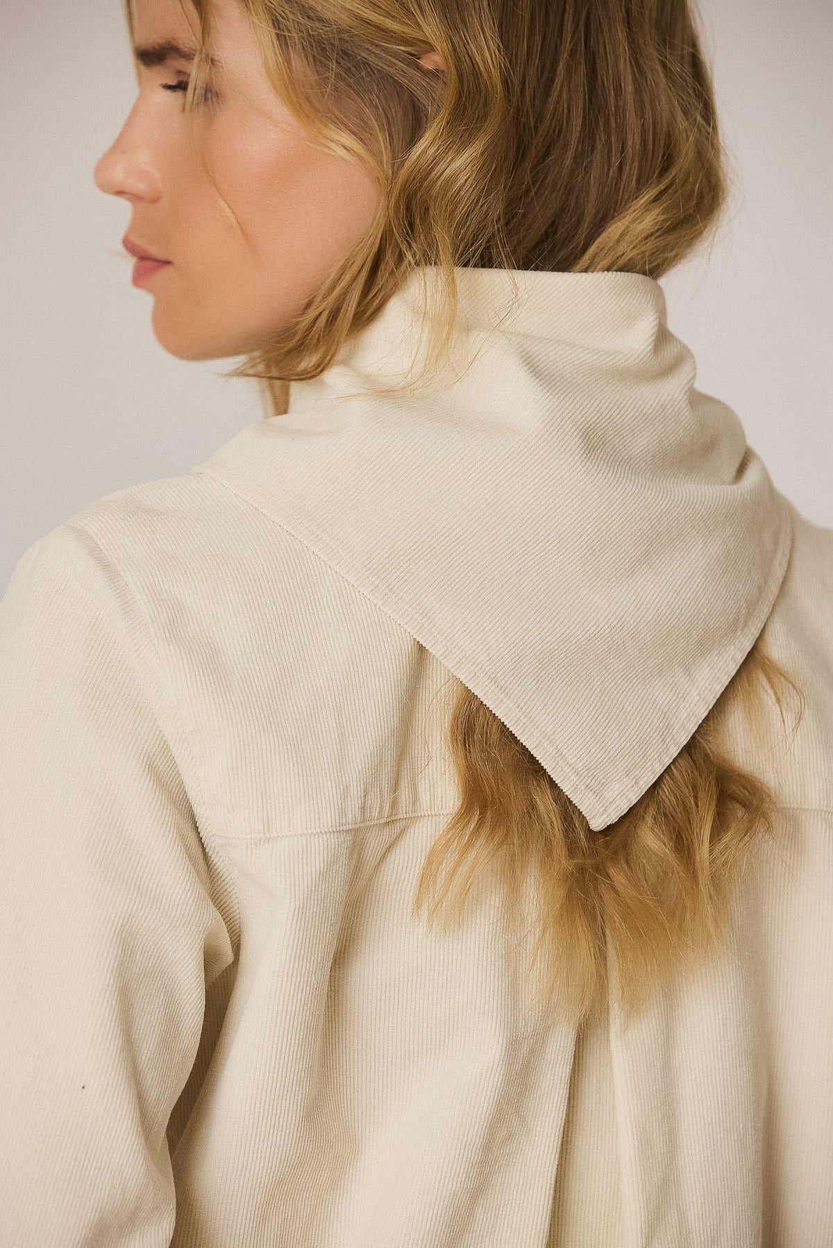 REMOVABLE-KERCHIEF CORDUROY SHIRT
