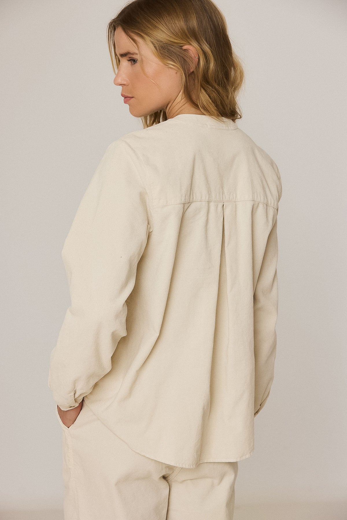 REMOVABLE-KERCHIEF CORDUROY SHIRT
