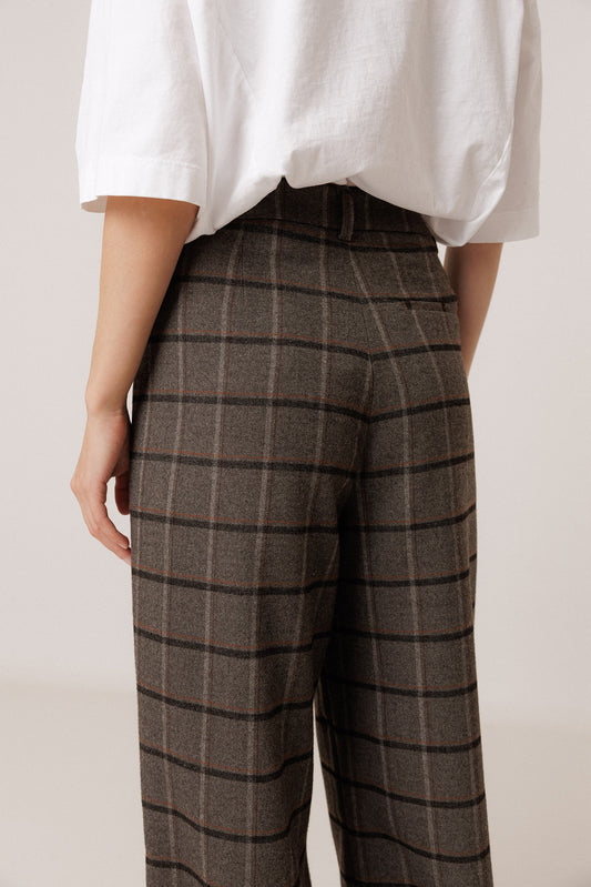 NOE PANTS WITH DARTS 5