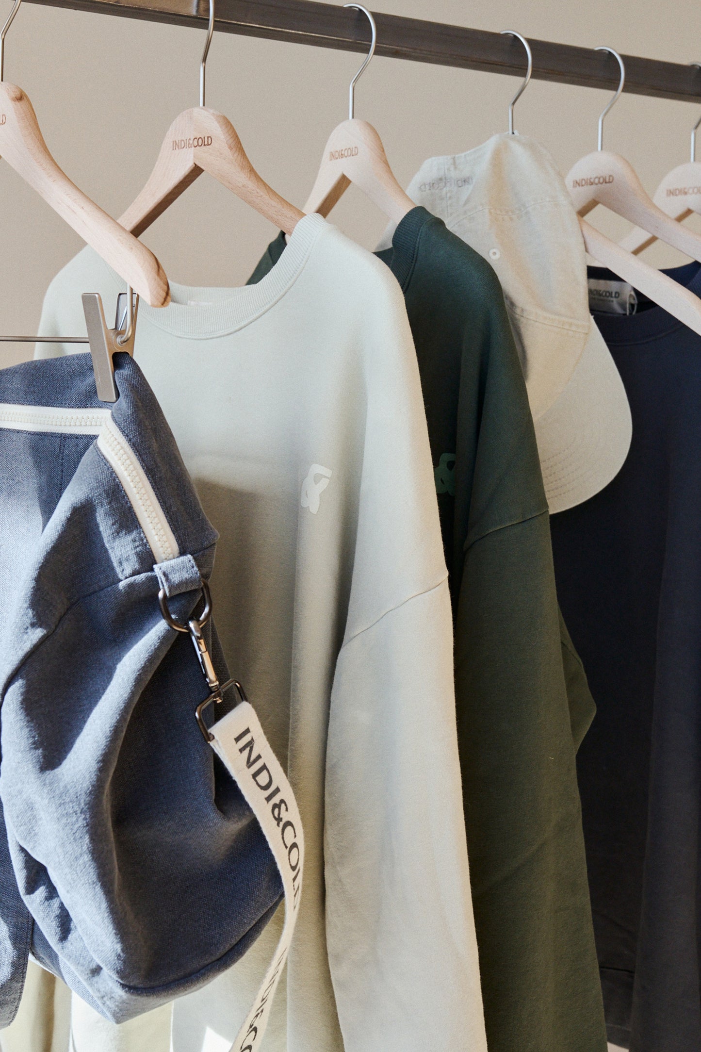 INDI&COLD BASIC SWEATSHIRT