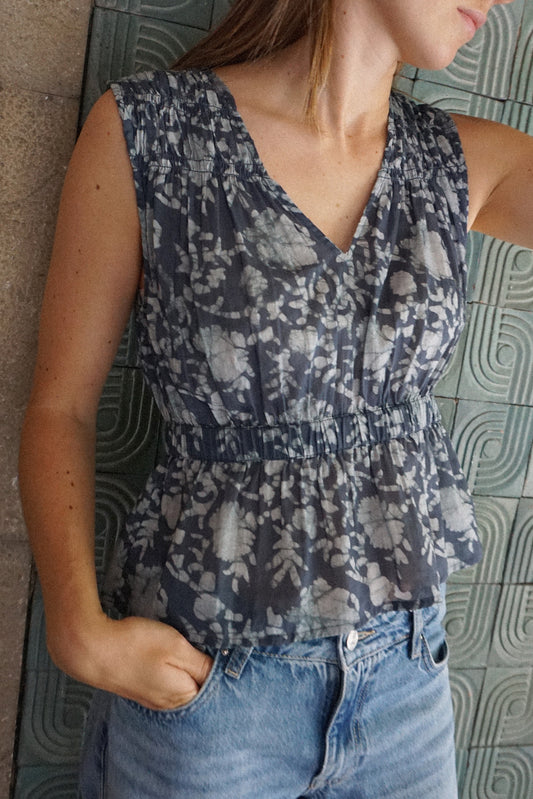 TOP WITH ELASTIC DETAILS