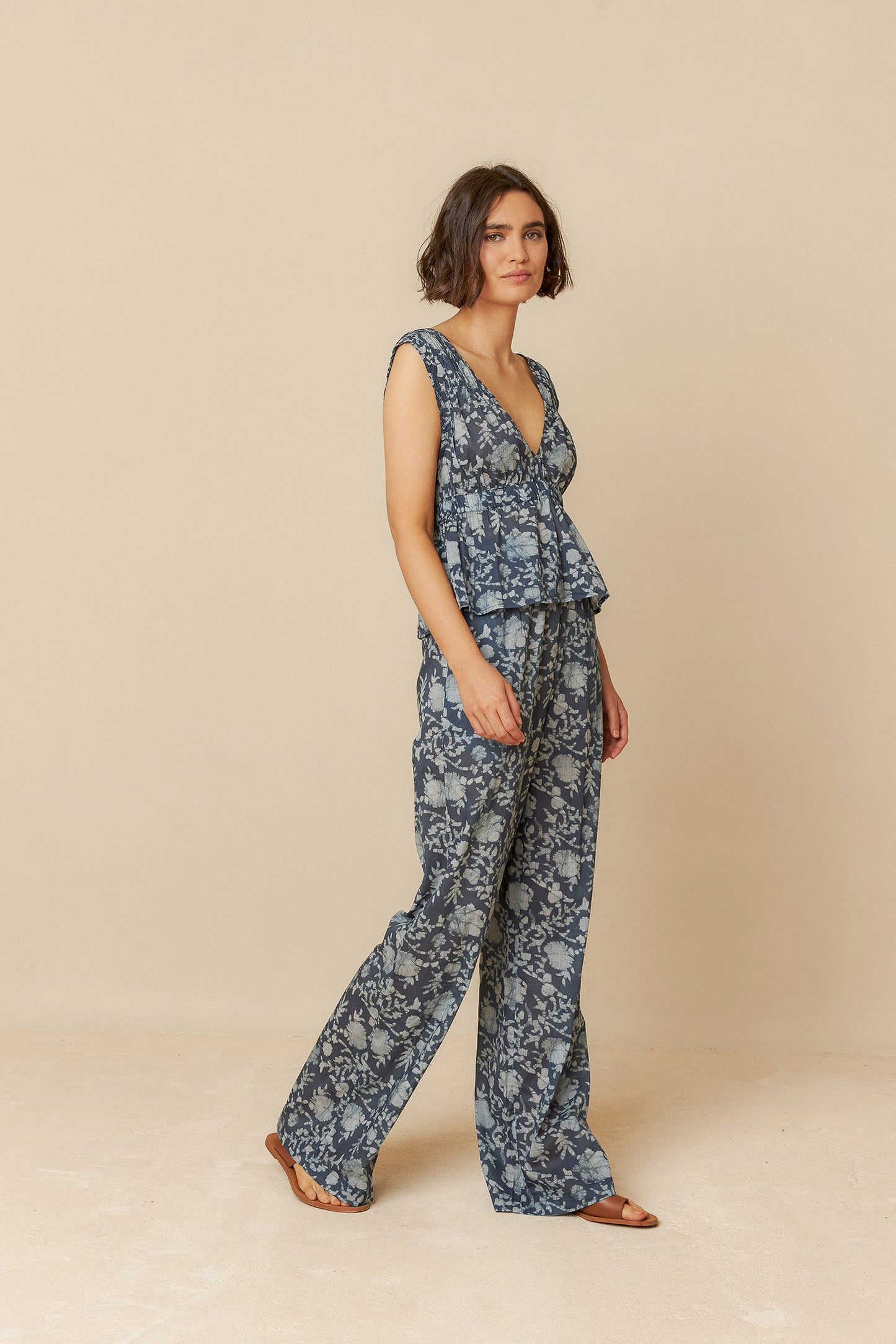 [CL] TOP WITH ELASTIC DETAILS