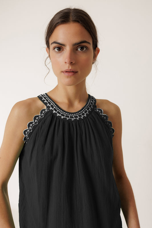 [CL] CONTRAST-EMBROIDERY TOP 4