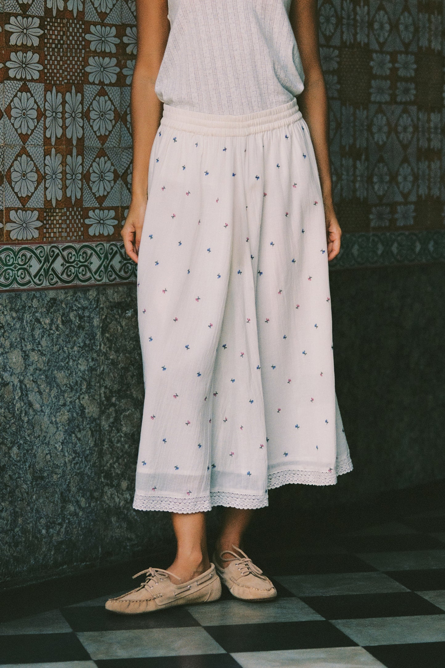 FLORAL EMBROIDERED SKIRT