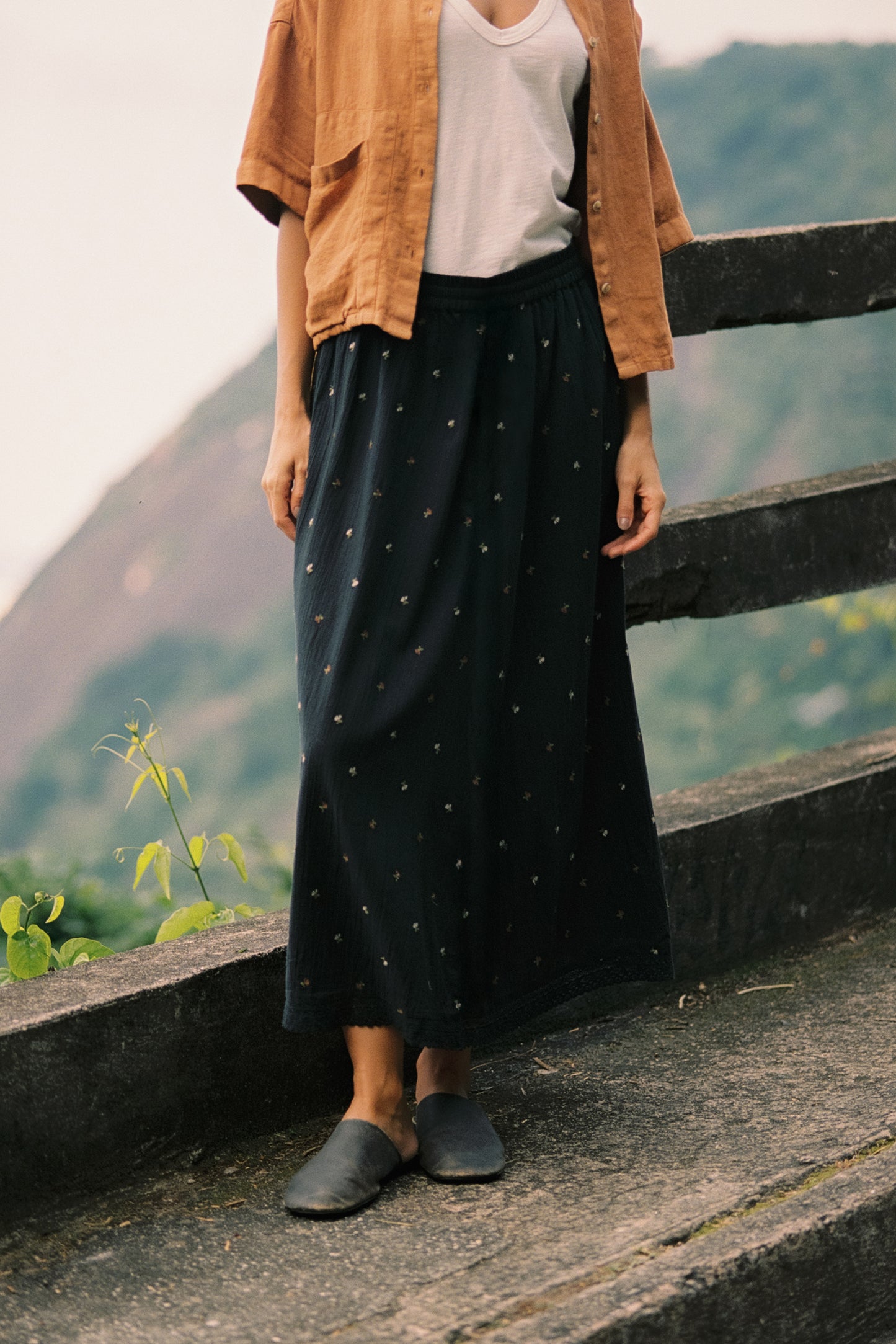 FLORAL EMBROIDERED SKIRT