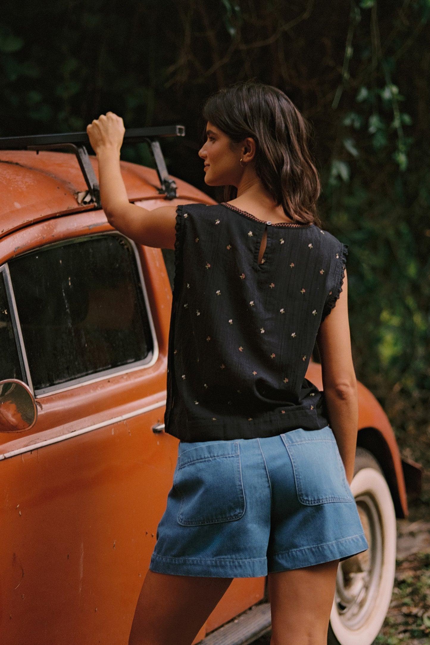 FLORAL EMBROIDERED TOP