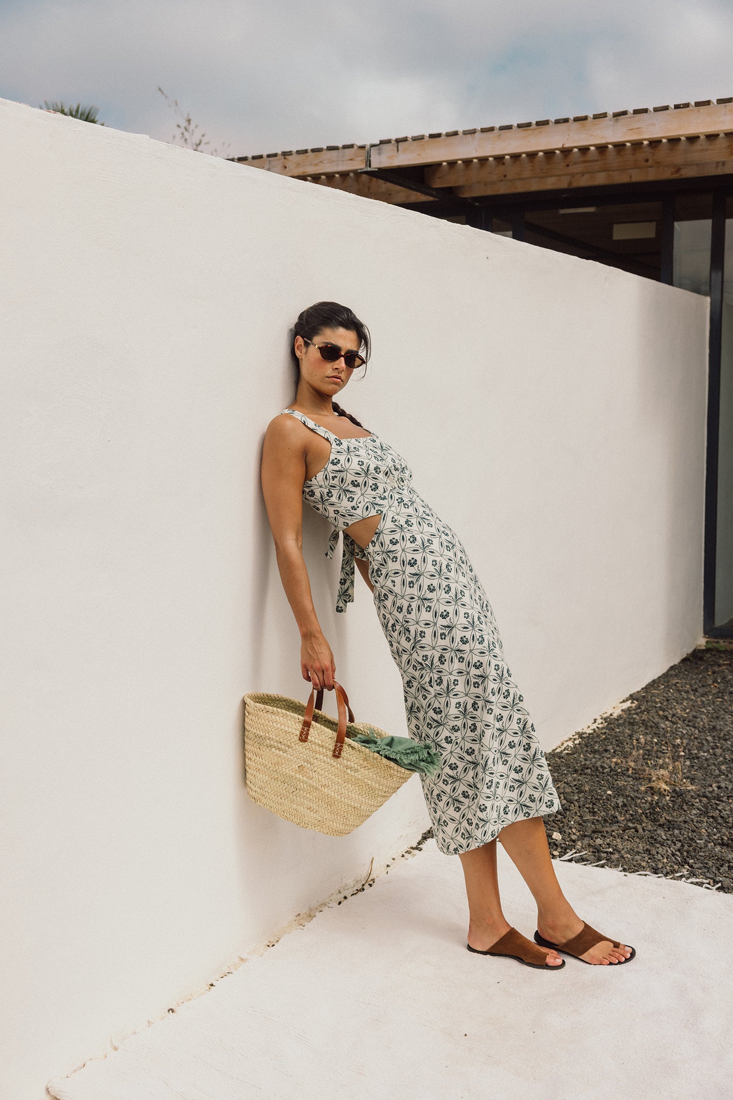 BACKLESS DRESS